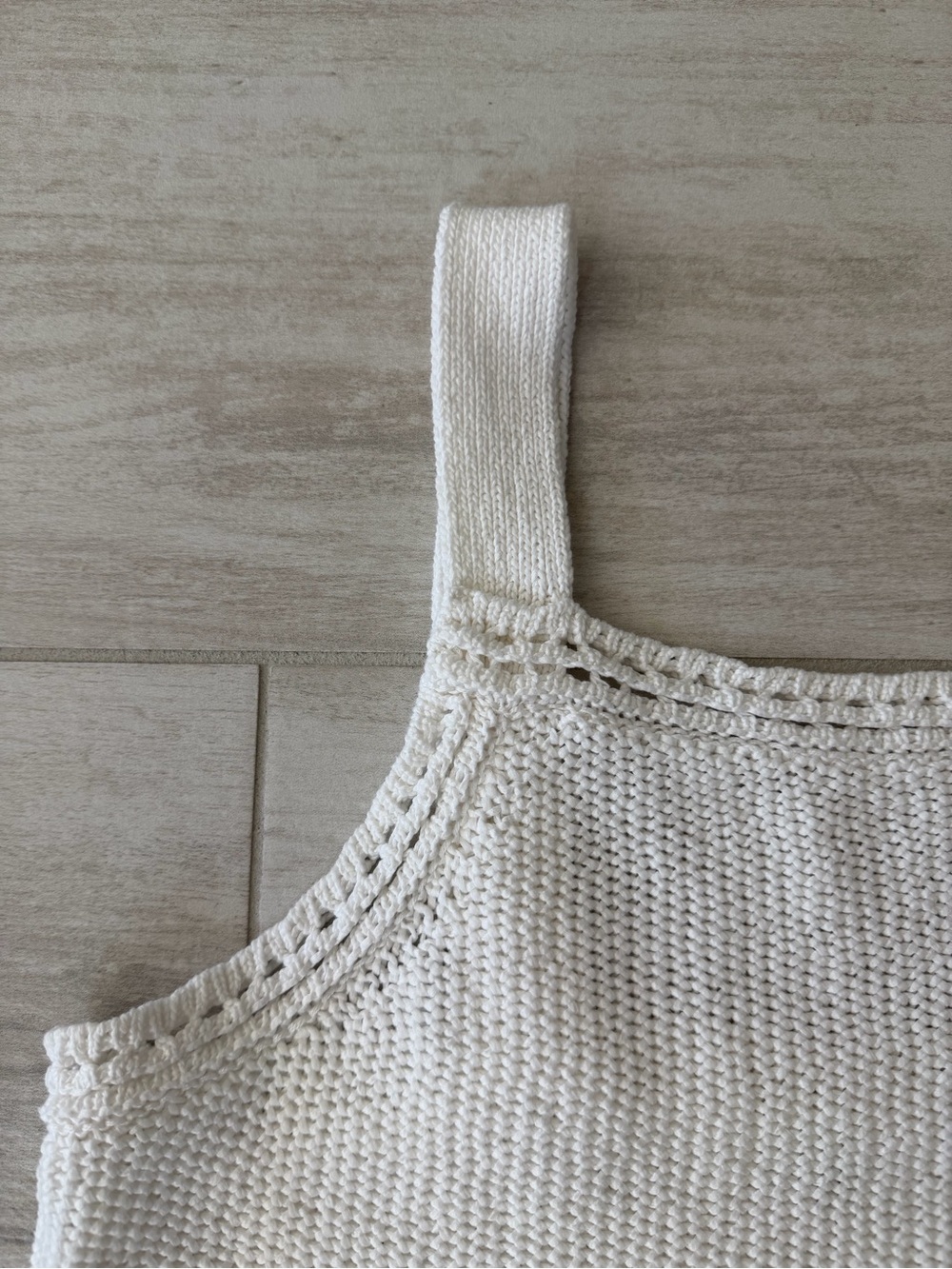 Banana Republic White Cropped Cotton Sweater Tank Size M-L with handmade brooch - Picture 4 of 7